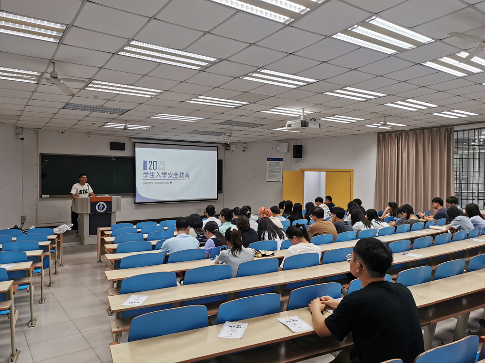 辅导员作安全教育.jpg